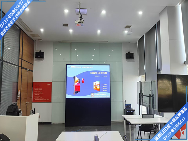 婁底市經(jīng)濟(jì)開發(fā)區(qū)某汽車公司培訓(xùn)室LED顯示屏