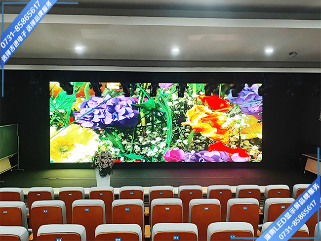 株洲石峰區(qū)某小學(xué)報(bào)告廳舞臺(tái)LED顯示屏